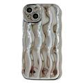 Puzdro iPhone 15 3D Linear Wavy - strieborné